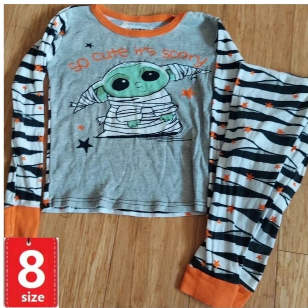 🎁 10/$25 - Baby Yoda mummy pajamas, size 8. STAR WARS